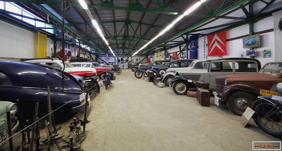Ломаковски музеј стариних аутомобила и мотоцикала