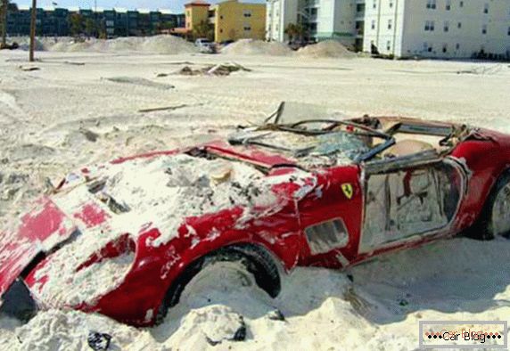 Феррари 250 Спидер прекривен песком