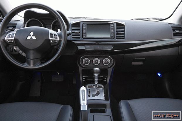 Митсубисхи Ланцер аутомобил има елегантан ентеријер са ергономским седиштима.