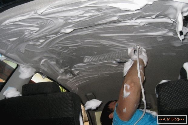 Процес хемијског чишћења ауто плафона