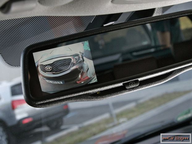 Слика са камере са задње стране може се пренети у огледало помоћу монитора