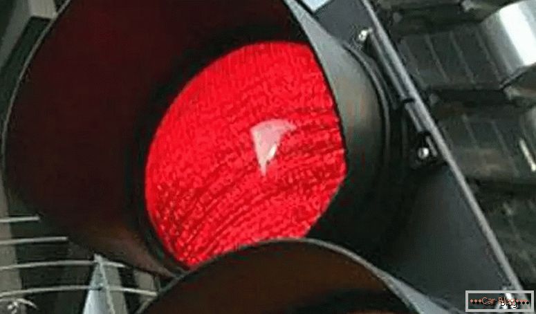 која је казна за вожњу црвеном светлошћу?