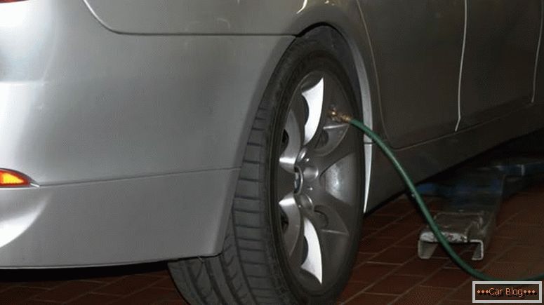 Гумене гуме треба да прате препоруке произвођача аутомобила, али не прелазе максимални дозвољени притисак назначен на пнеуматицима