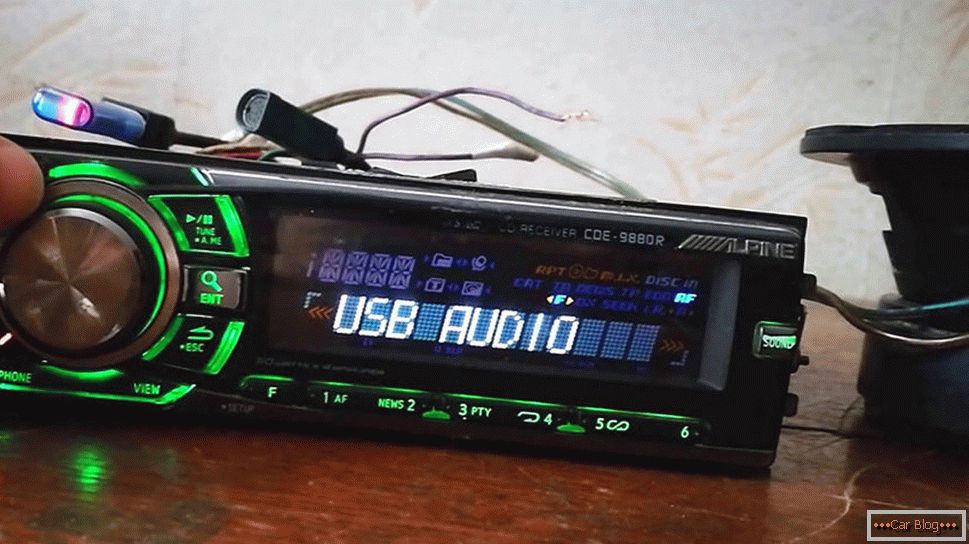 Ауто радио са осветљеним дугметима