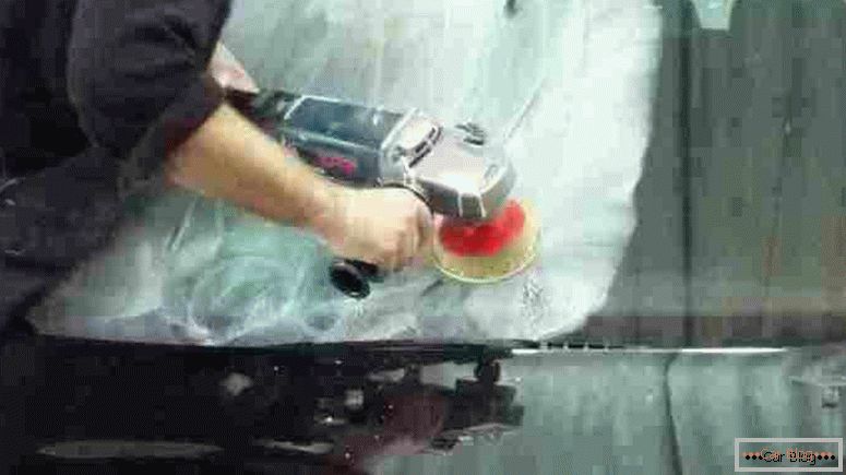 Аутоматско полирање стакла користећи брусилице и специјалну пасту