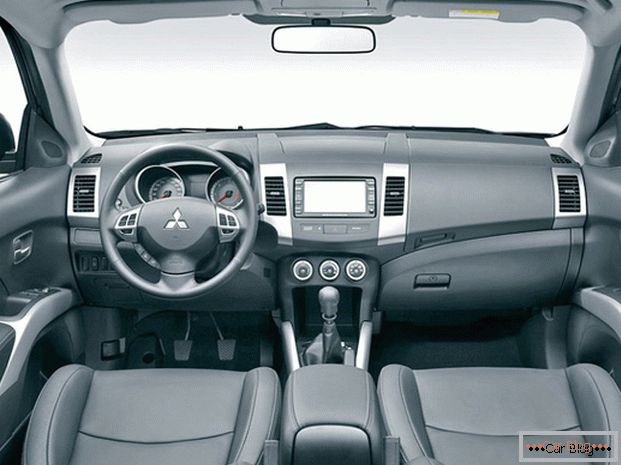 Митсубисхи Оутландер аутомобил се може похвалити ентеријером без обзира на трим и систем контроле на возилу