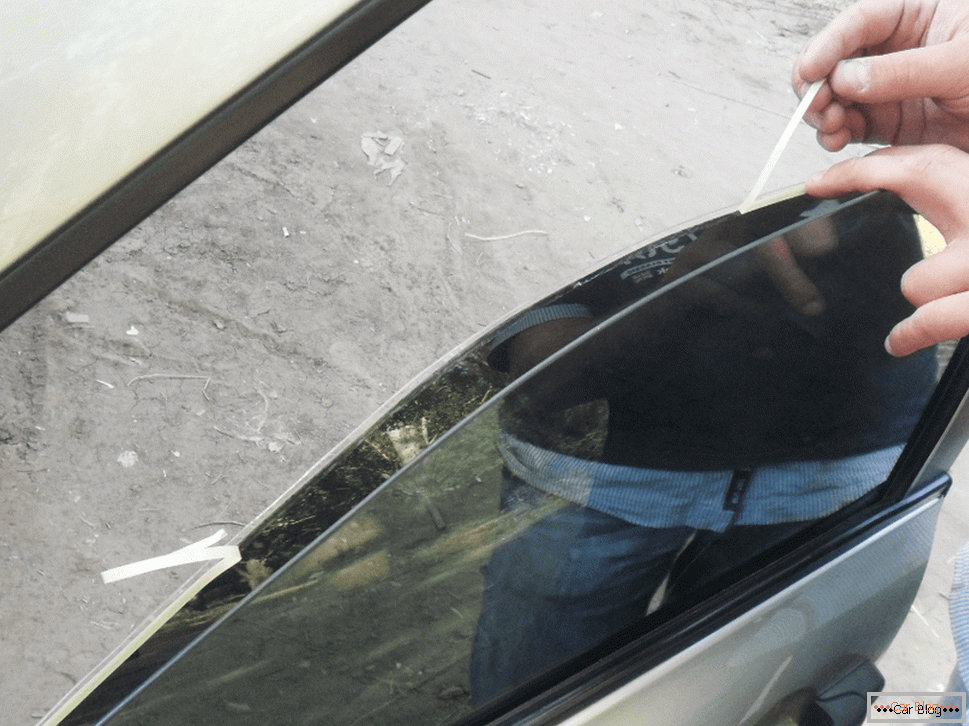 Инсталирање уклоњивог нијанса на стаклу аутомобила